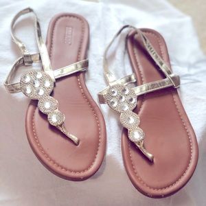 Cute flat sandals in gold.